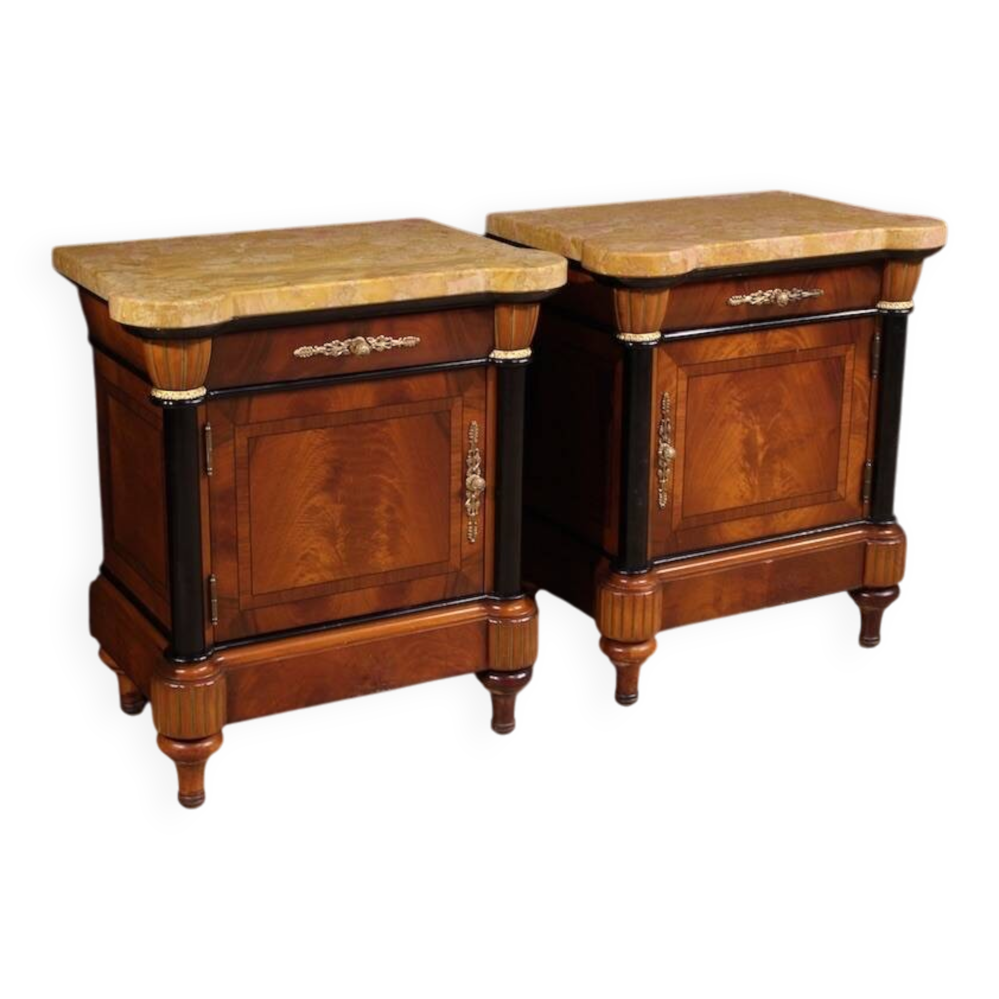 Paire de tables de chevet italiennes du 20e siècle avec plateau en marbre.