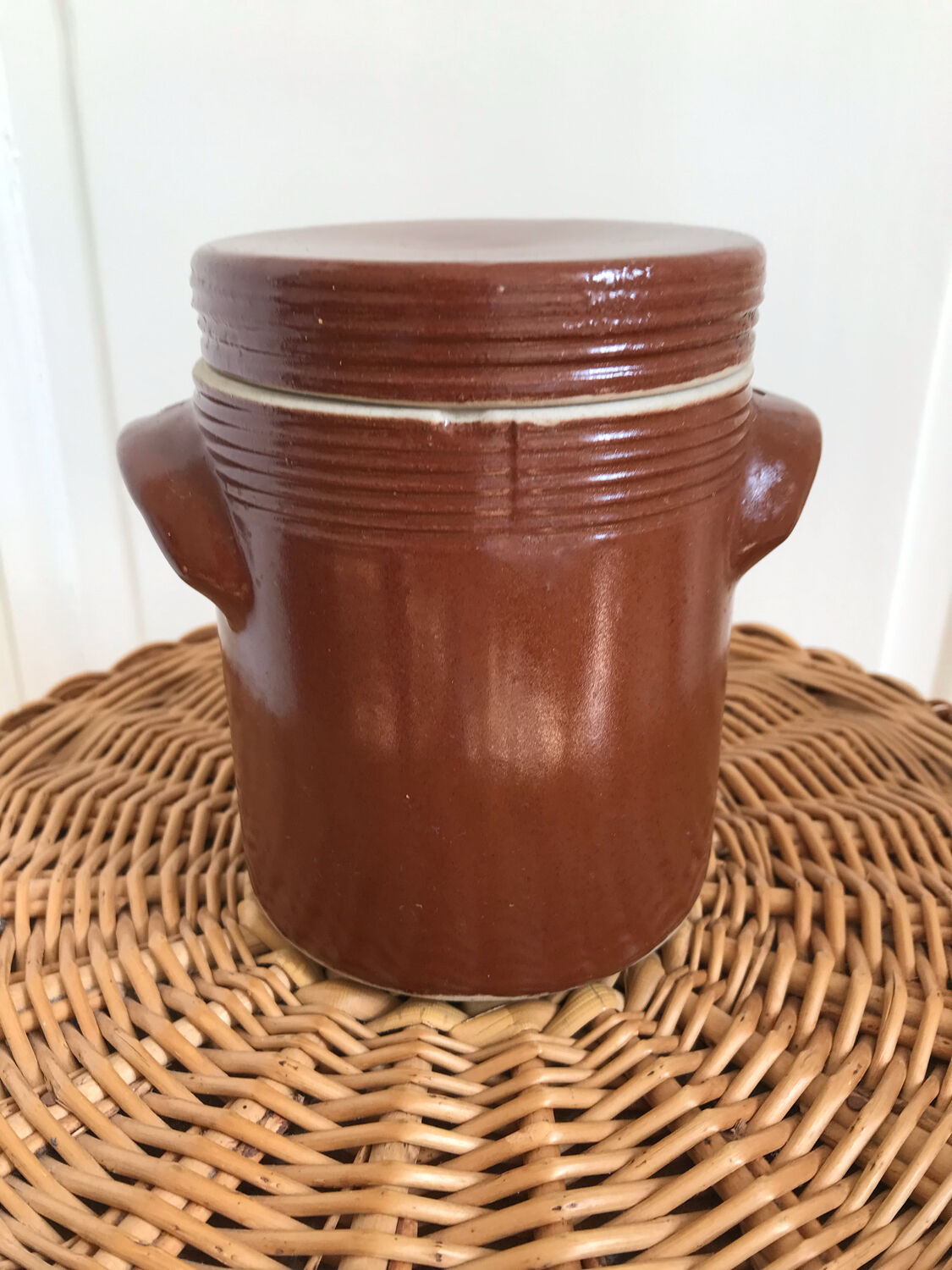 Stoneware pot with lid