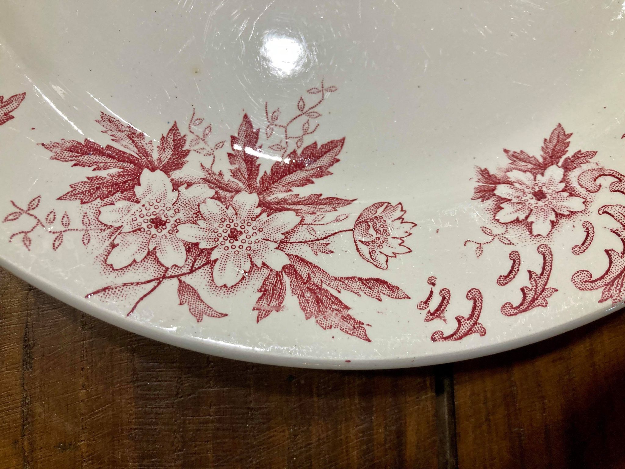 Round dish in Iron Land Saint Amandinoise model Anemone