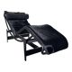 Fauteuil, chaise longue en peau Noire modèle LC4 Le Corbusier