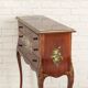 Commode décorative avec des motifs floraux