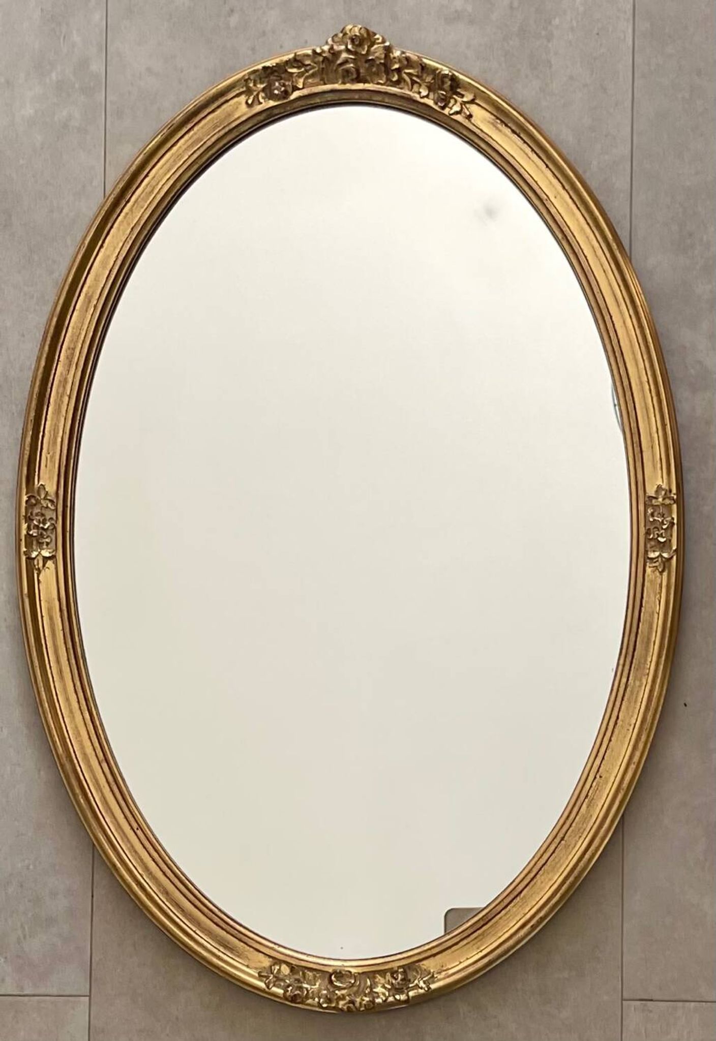 Oval mirror in carved wood