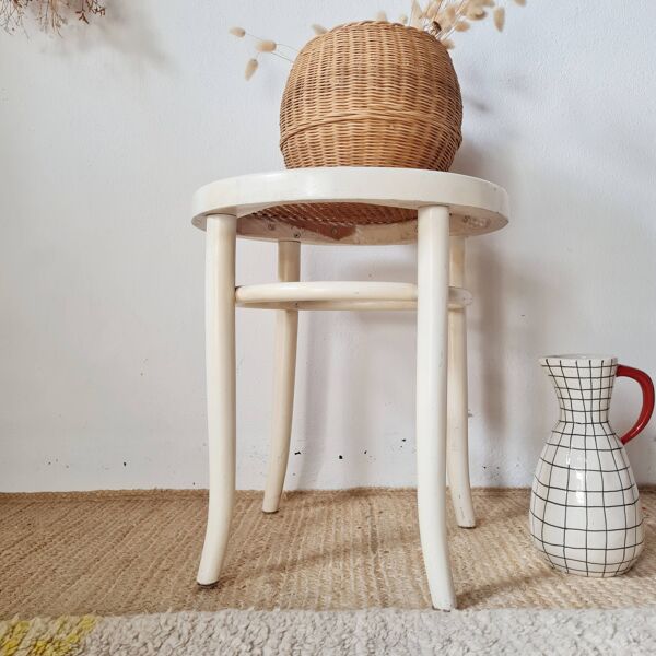 Tabouret vintage en bois courbé blanc et assise en cannage – Esprit Thonet