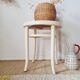 Tabouret vintage en bois courbé blanc et assise en cannage – Esprit Thonet