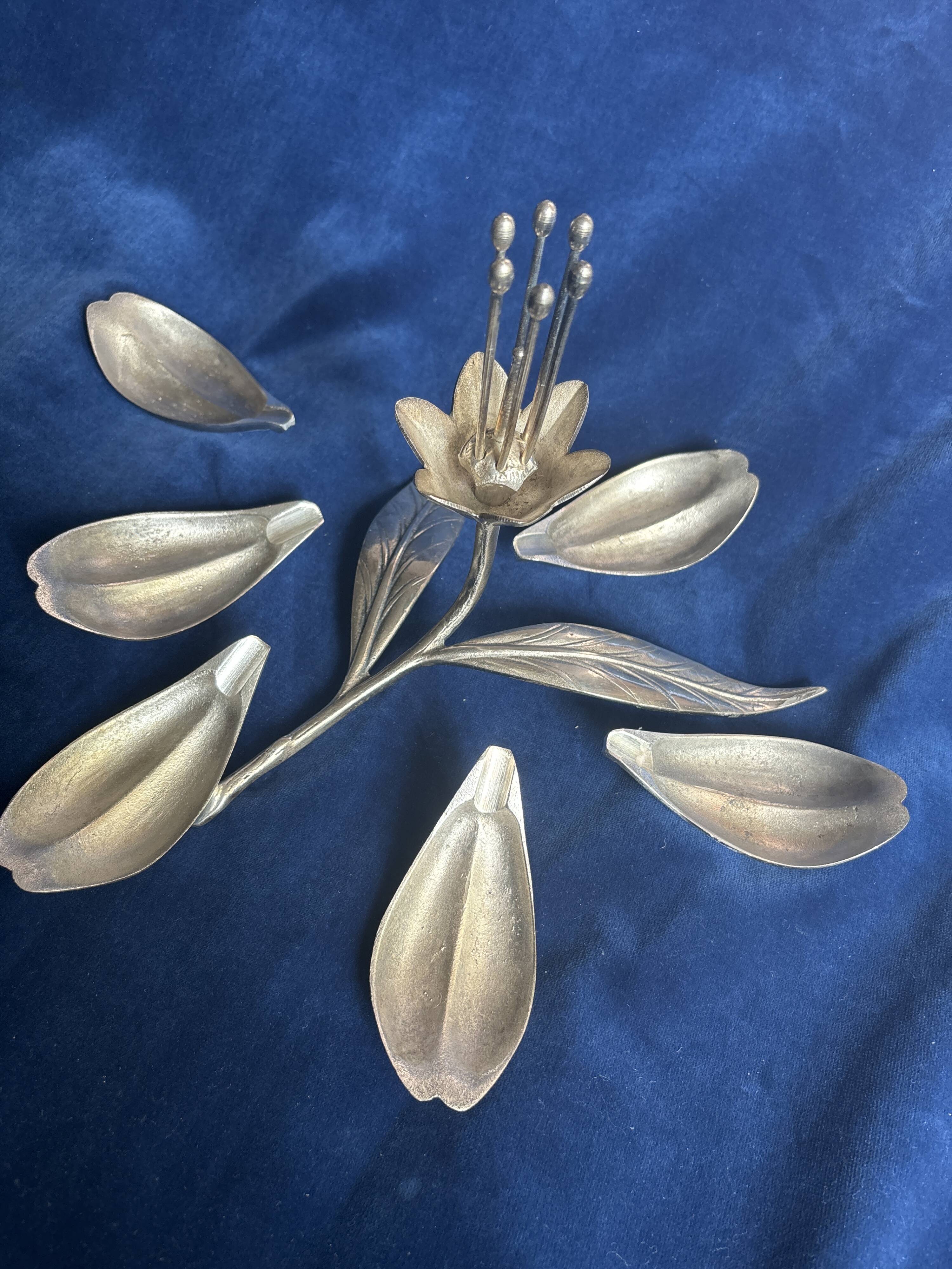 Decorative object and cigar/cigarette service