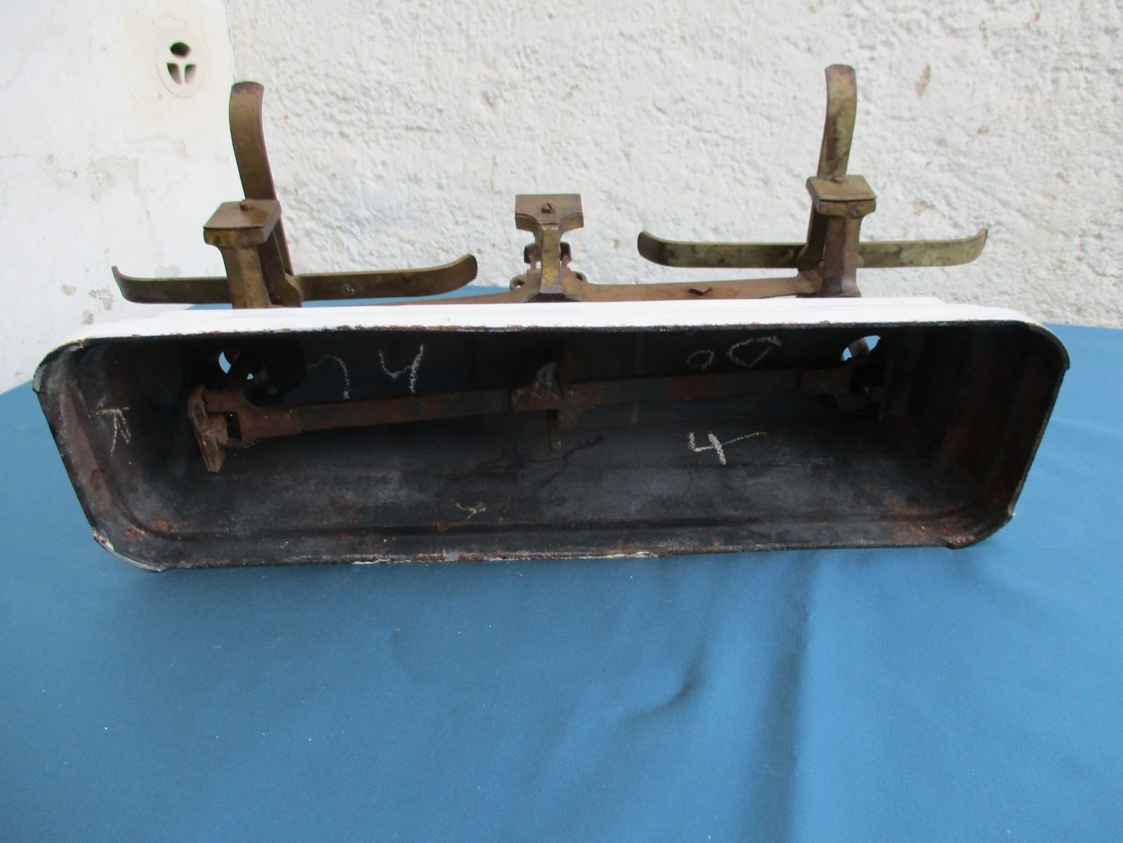 White enamelled cast-iron roberval balance