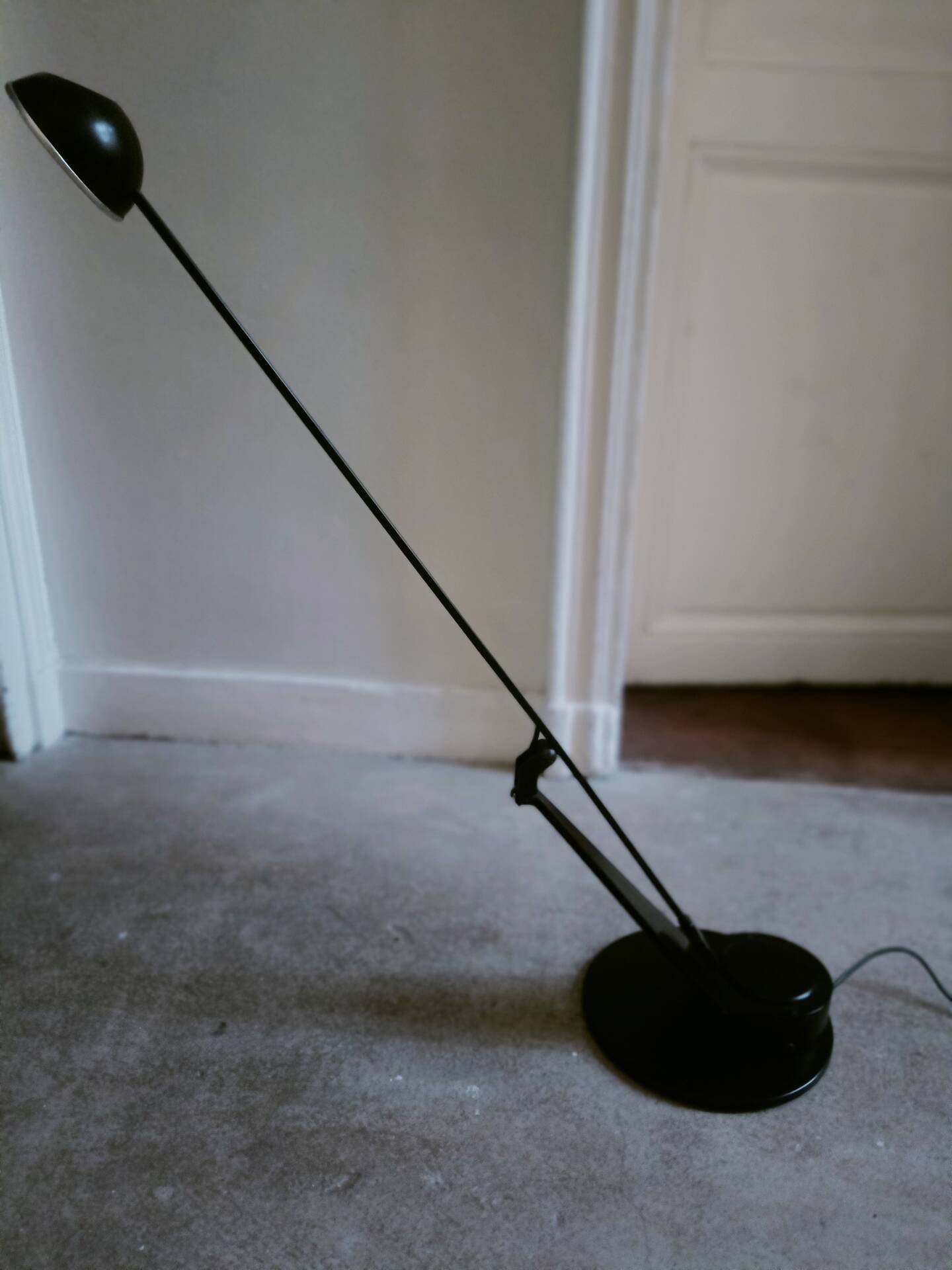Desk lamp with a balance arm, Fase