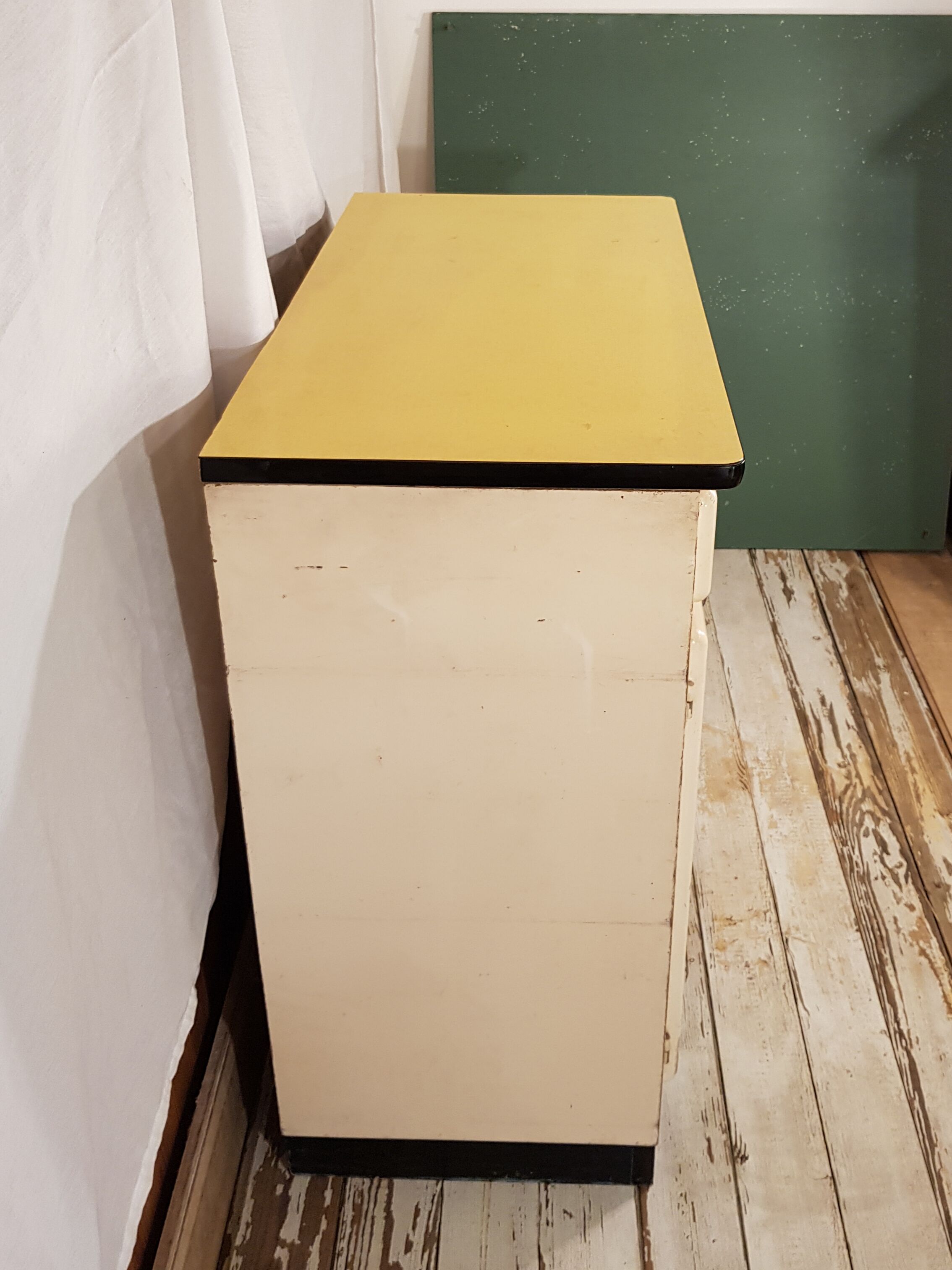Mado buffet with yellow formica tray
