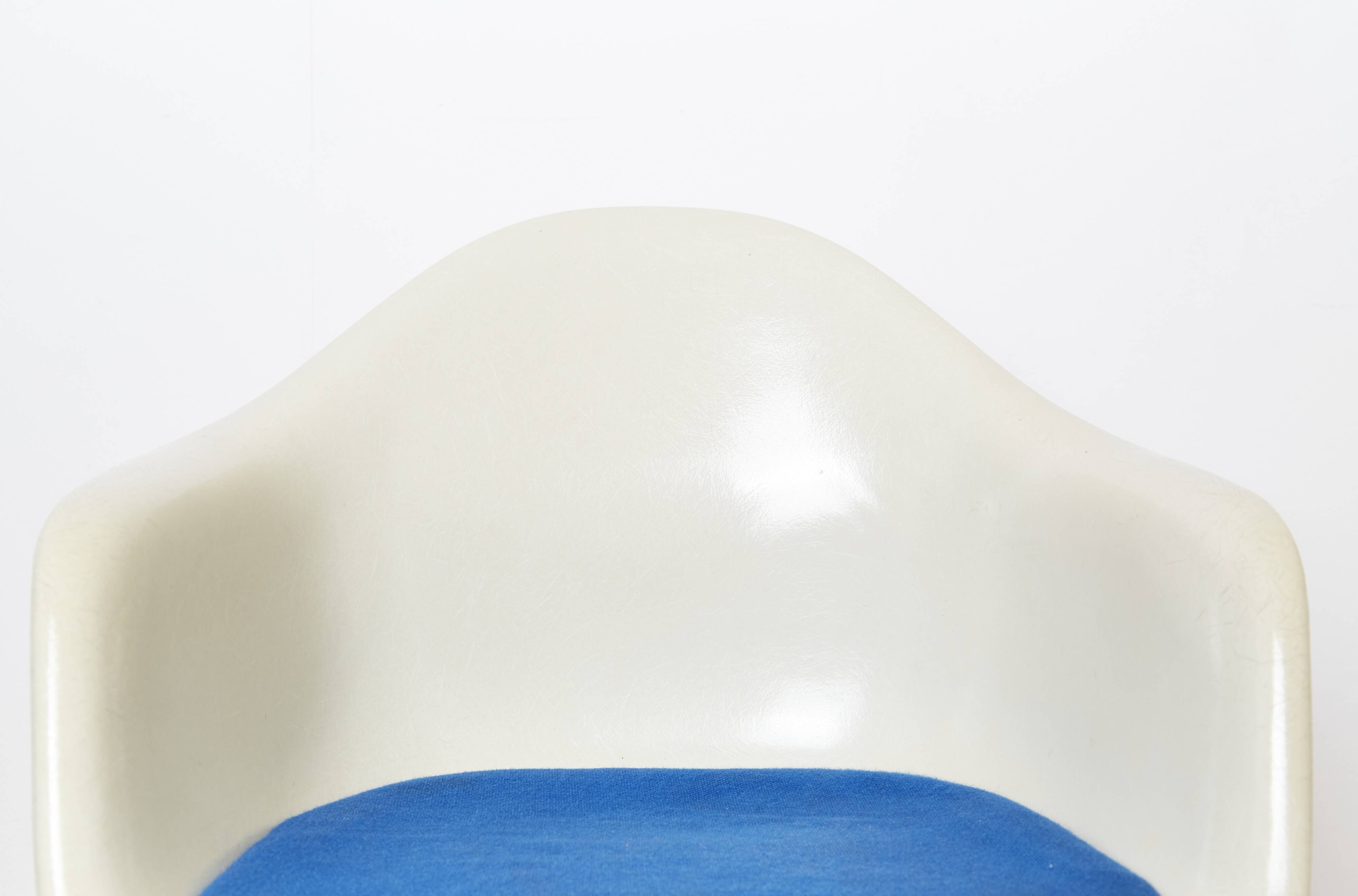 Off-White La Fonda Fiberglas Chair by Charles & Ray Eames for Herman Miller