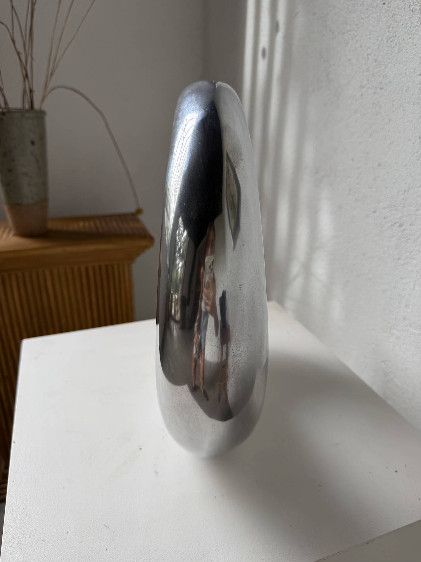 Round aluminium loop vase