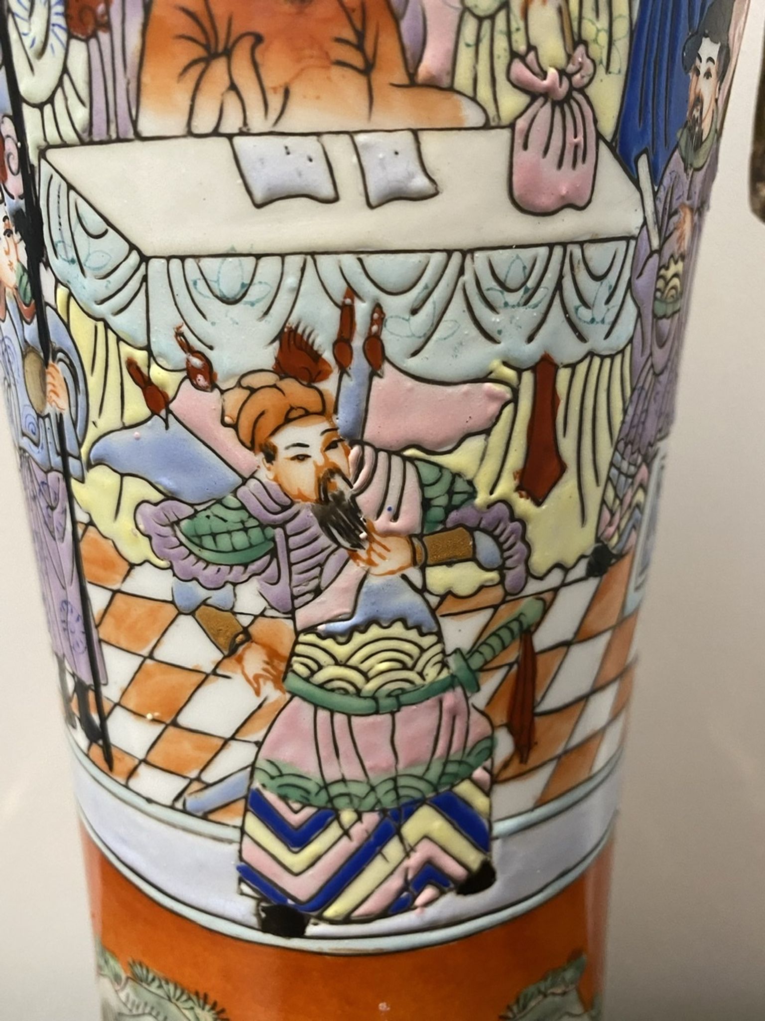Vase en porcelaine émaillé XX siècle