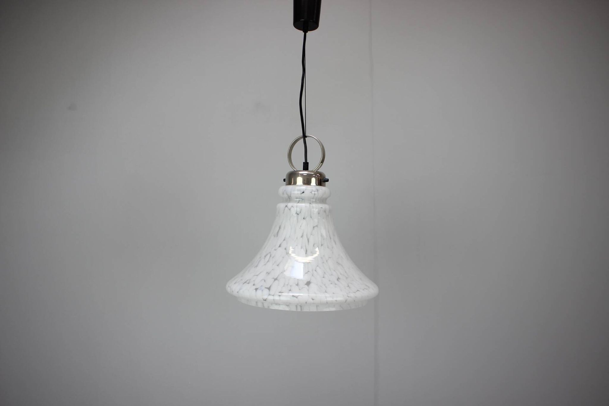 Lampe suspendue en verre en forme de cloche réglable des années 1970 en Tchécoslovaquie.