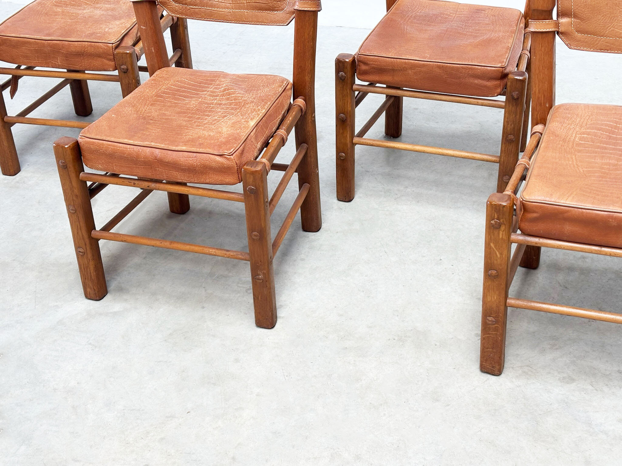 Ensemble de six chaises de salle à manger en cuir brutalistes