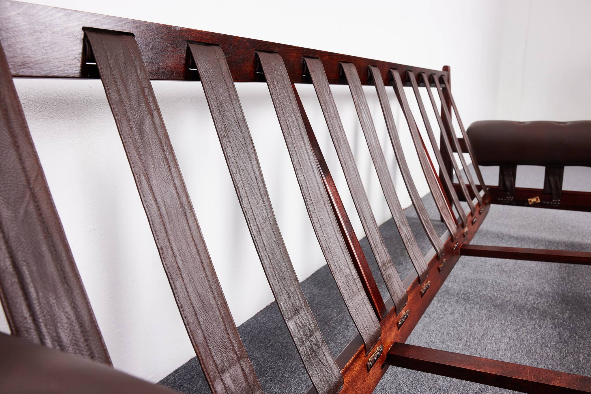 Canapé vintage en palissandre et cuir de veau, modèle-rodeio par jean gillon 1968 italma woodart