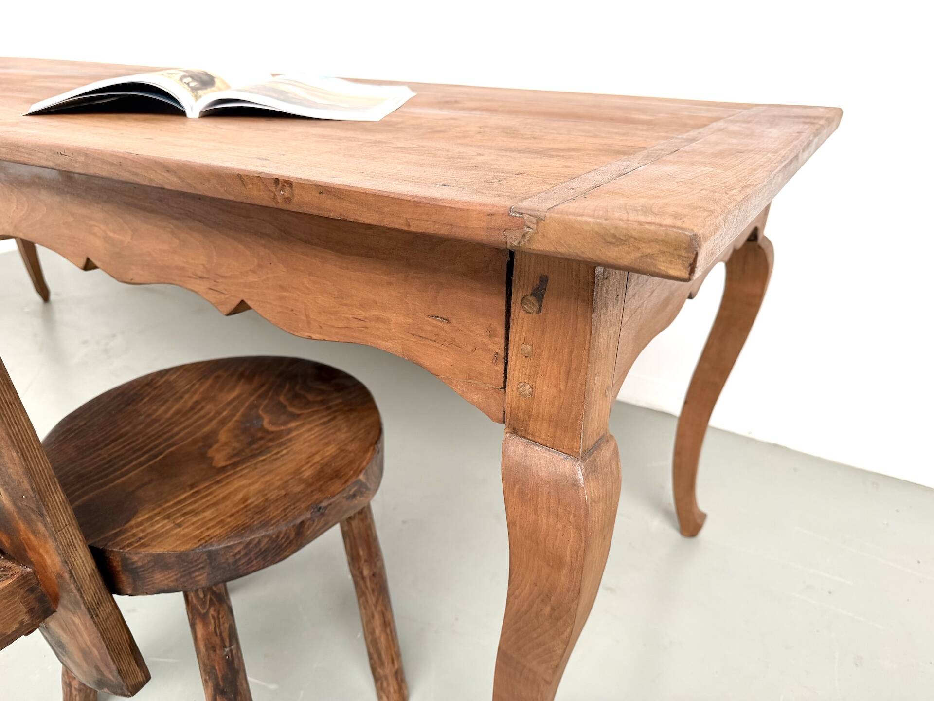 Grande table de ferme en merisier massif des années 1900