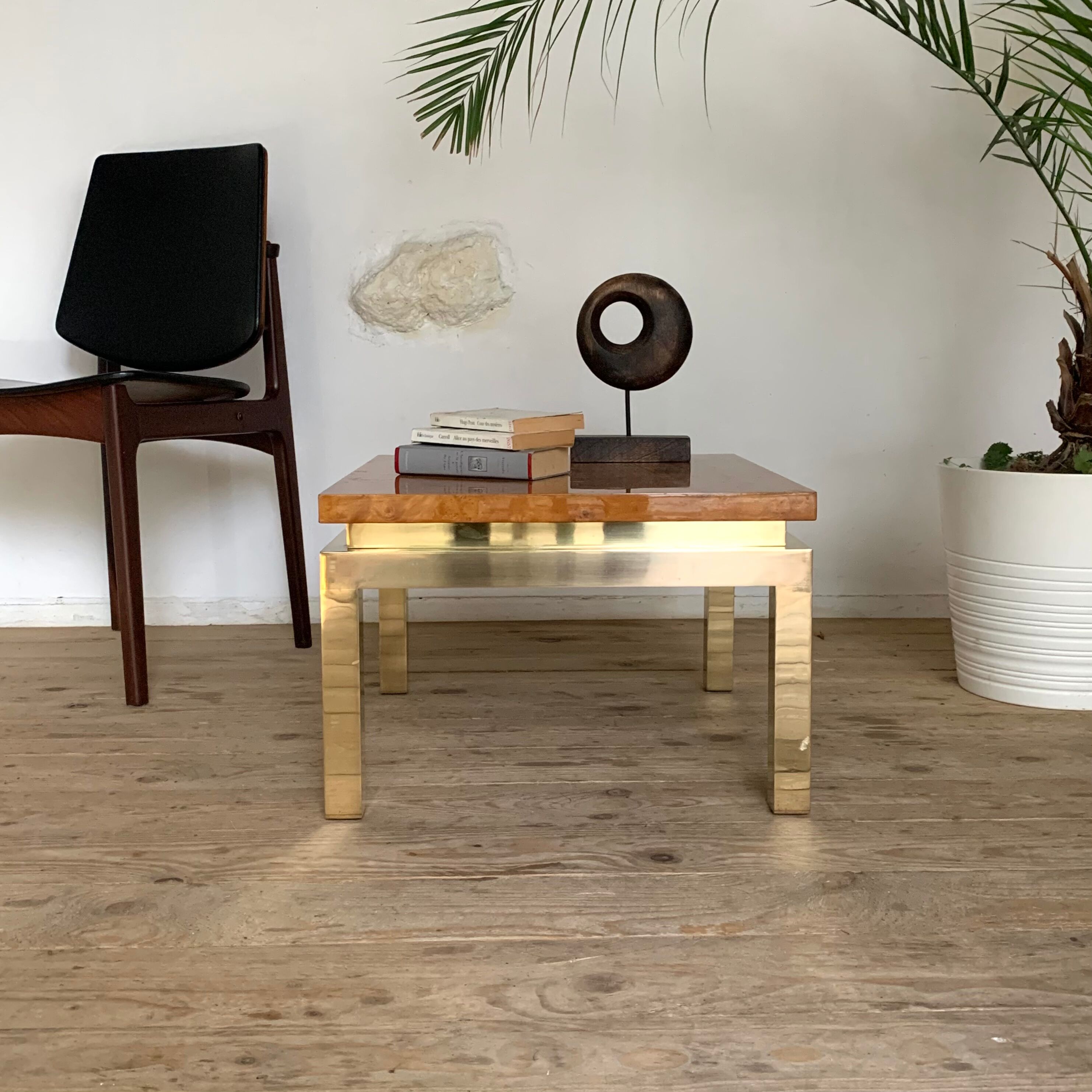 Table basse laiton et loupe d’orme vintage