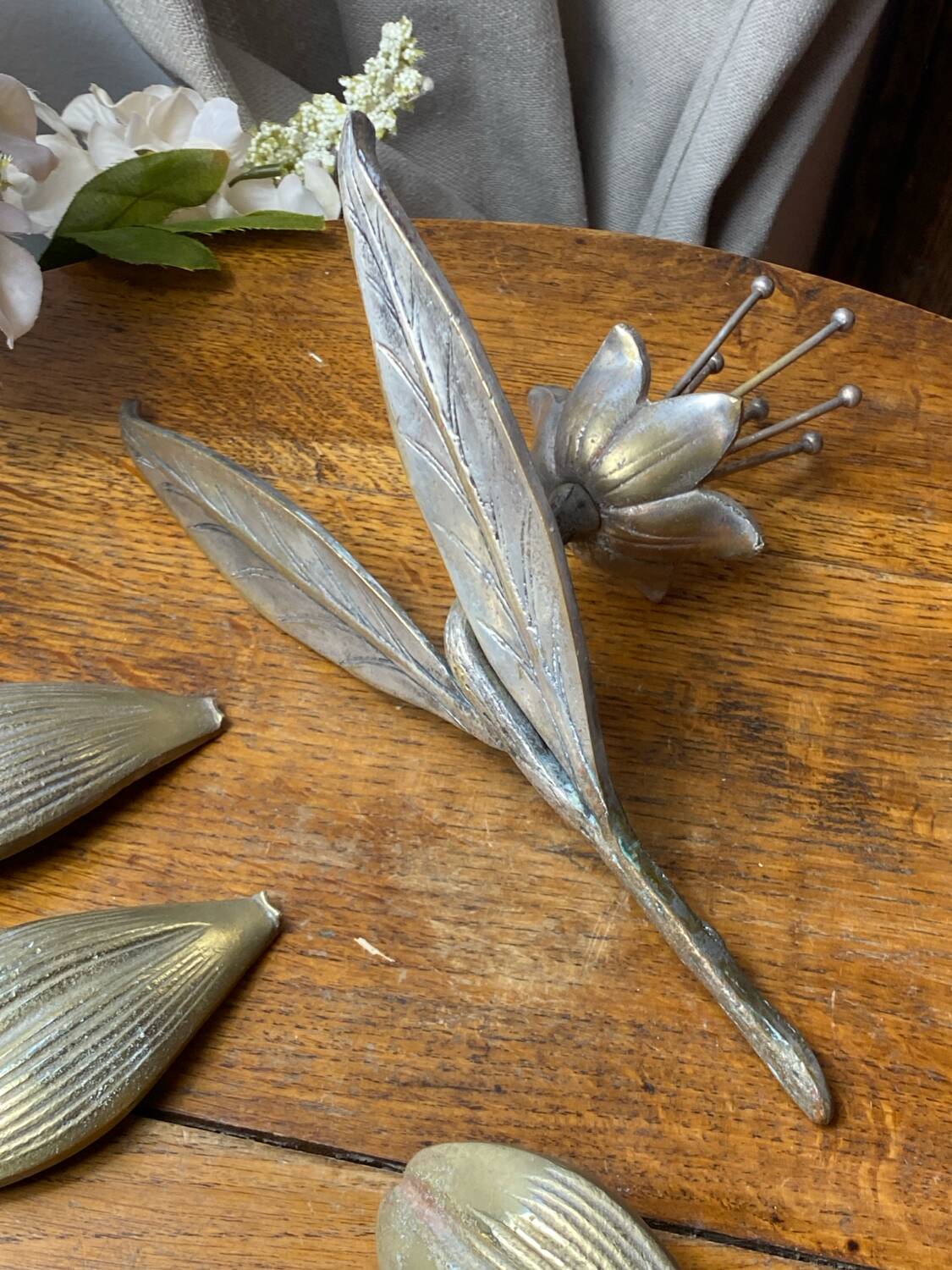 Individual flower-shaped ashtrays, solid brass, 1960s/70s