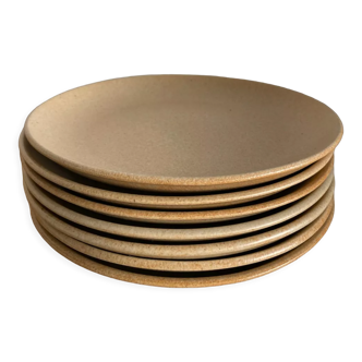 Flat stoneware plates