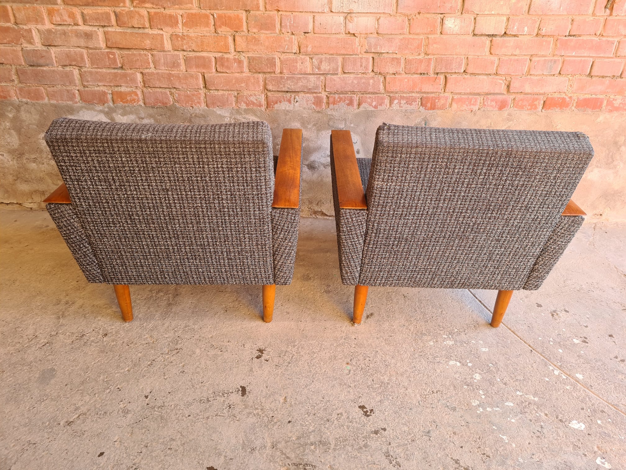 Paire de fauteuils club 70"