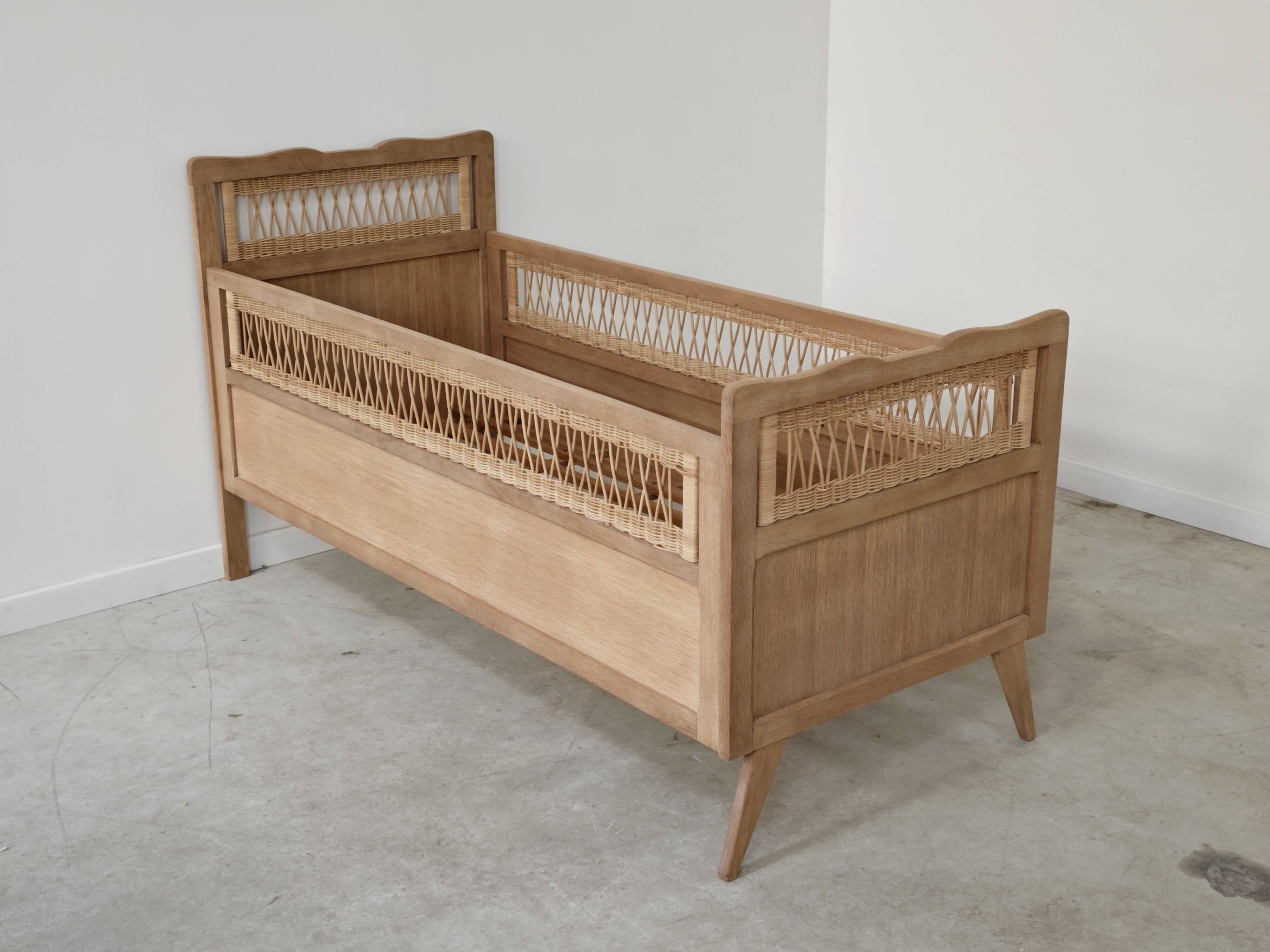 Children's bed in wood and sandblasted rattan from the 1960s.
