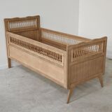Children's bed in wood and sandblasted rattan from the 1960s.
