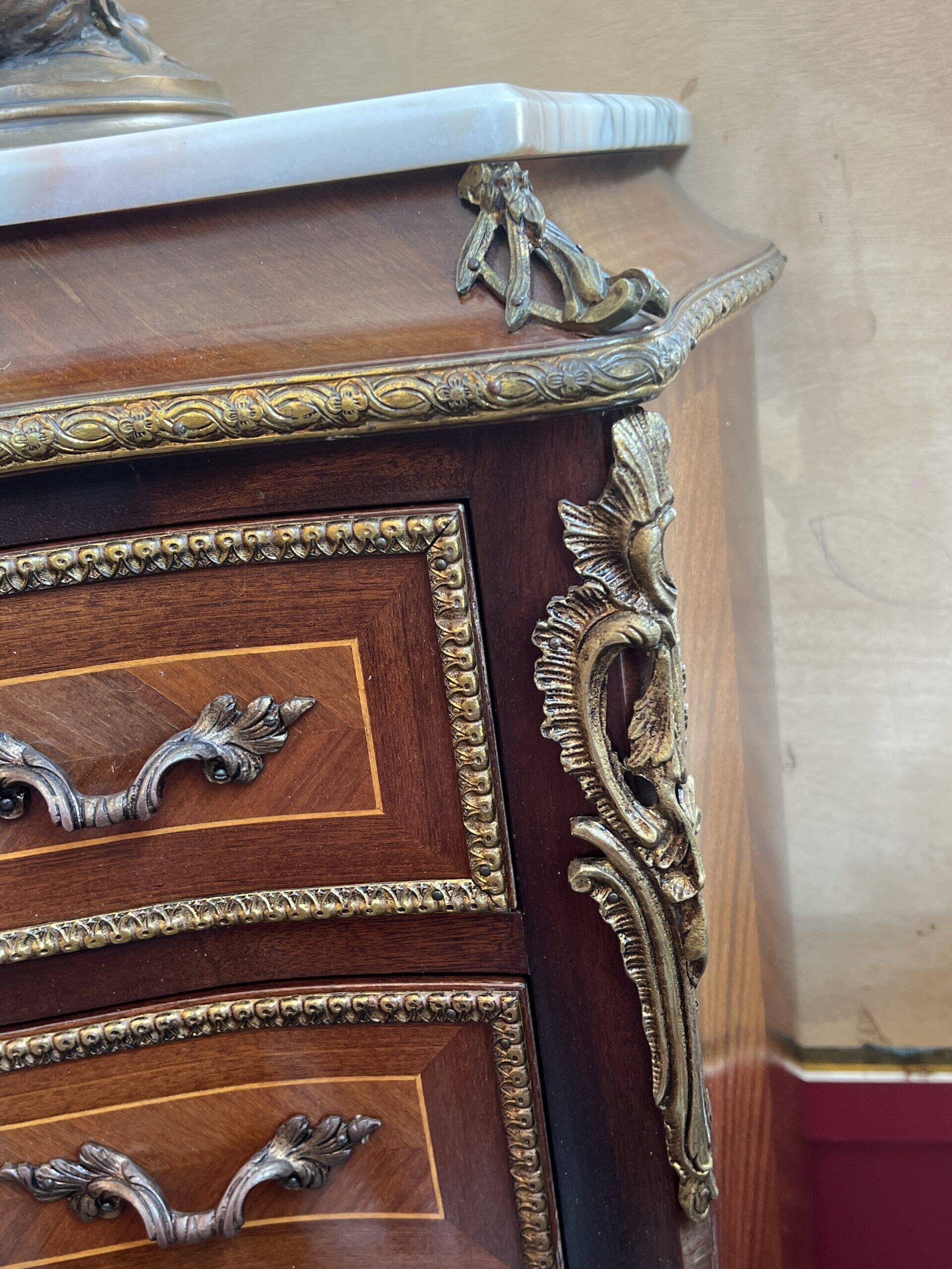 Weekly chest in wood veneer, curved and eventful shape, 20th century period