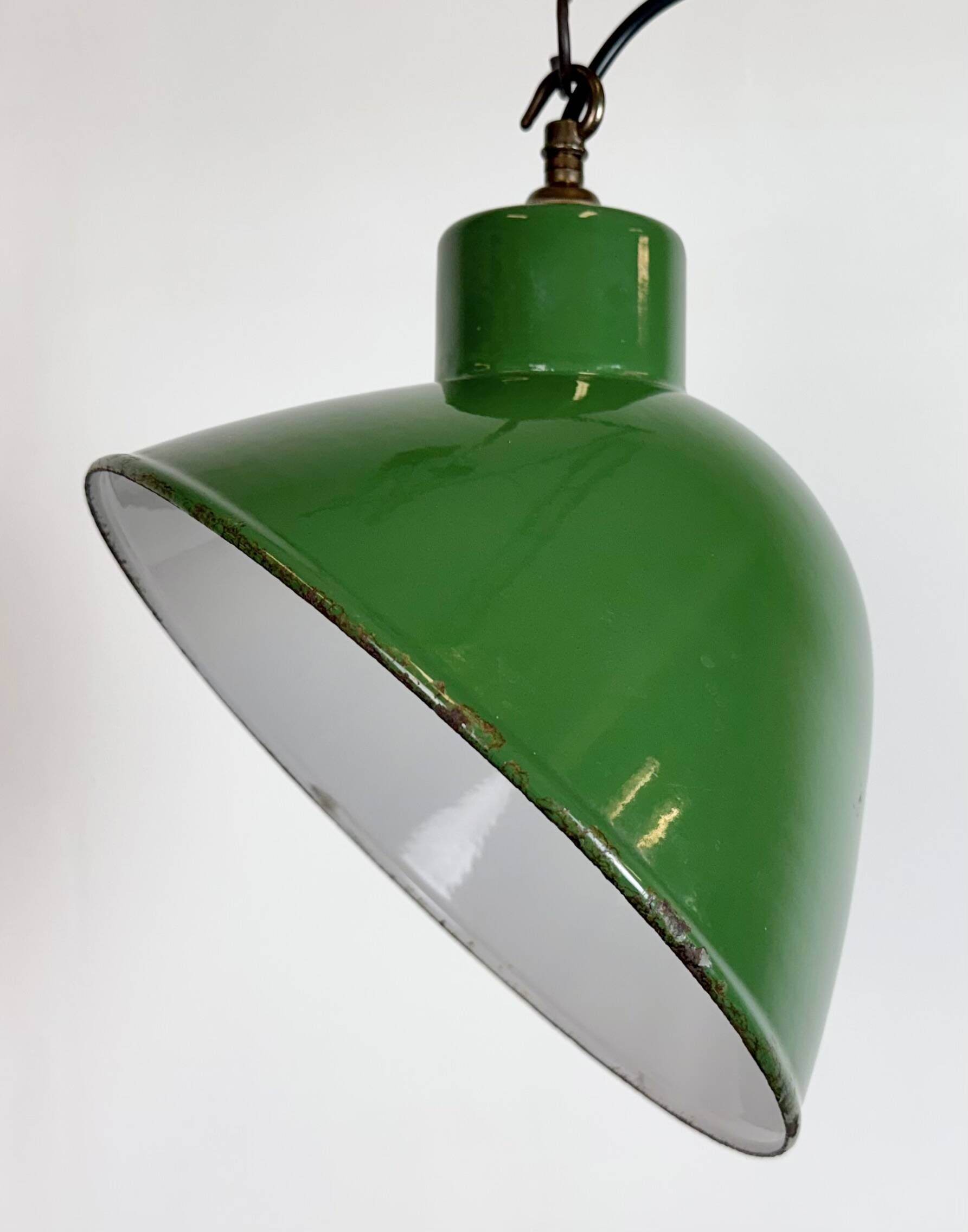 Suspension industrielle en émail vert, années 1960