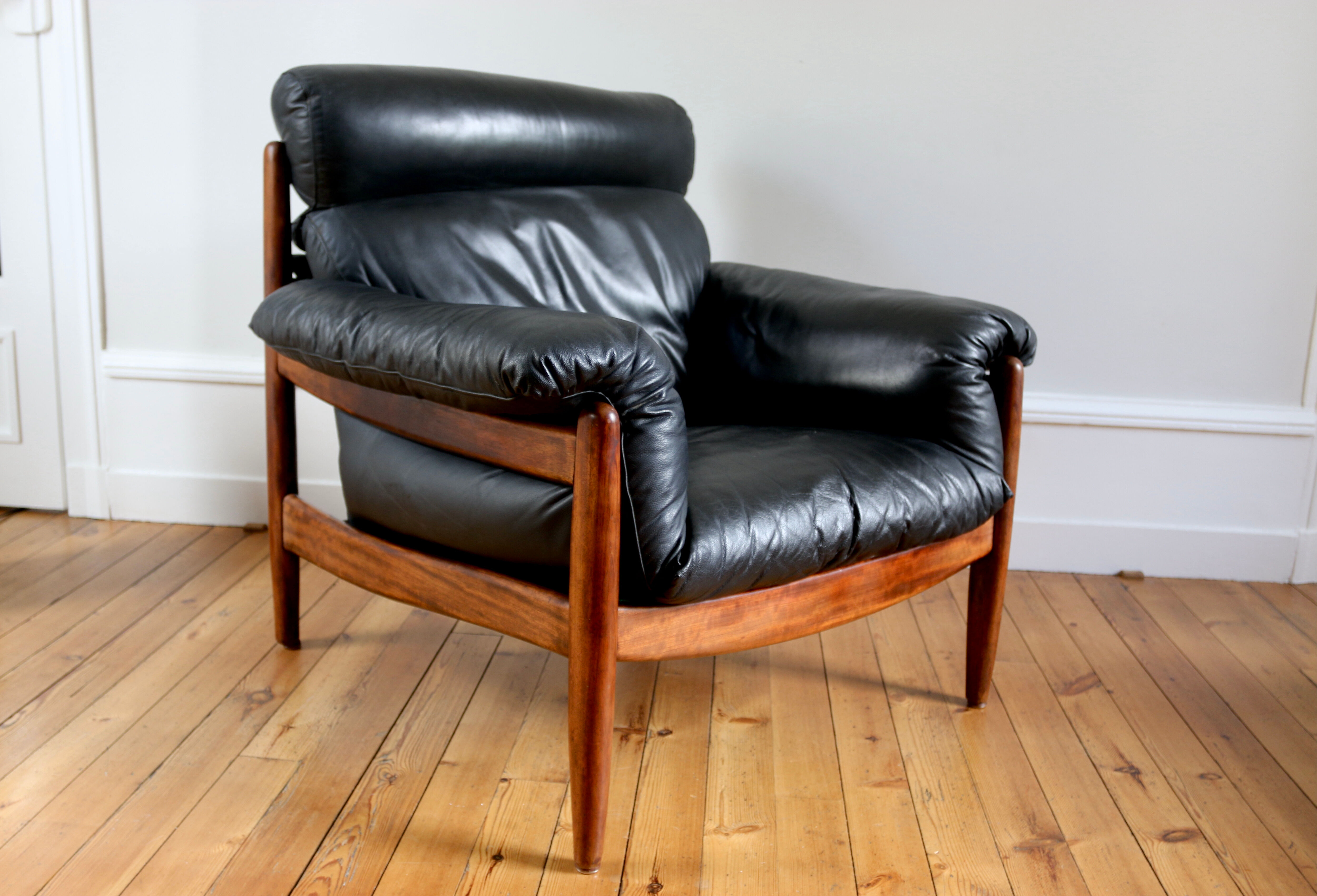 Fauteuil lounge et ottoman scandinave vintage cuir 1960