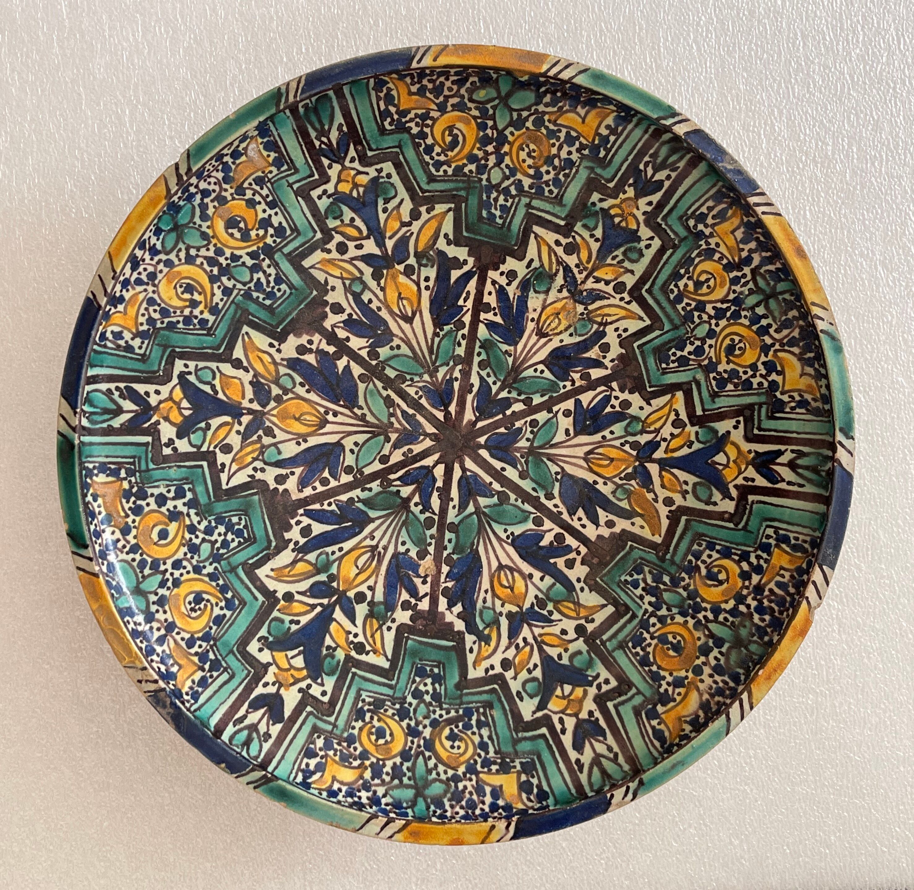 Morocco Ghotar Fez XVIIIth Polychrome earthenware blue, yellow, brown, green on a white background. 32.5 cm