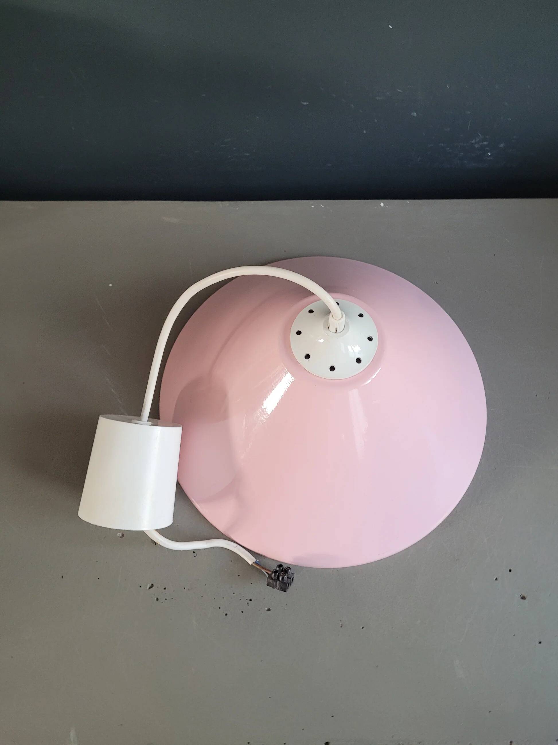 Conical pendant light in pink metal