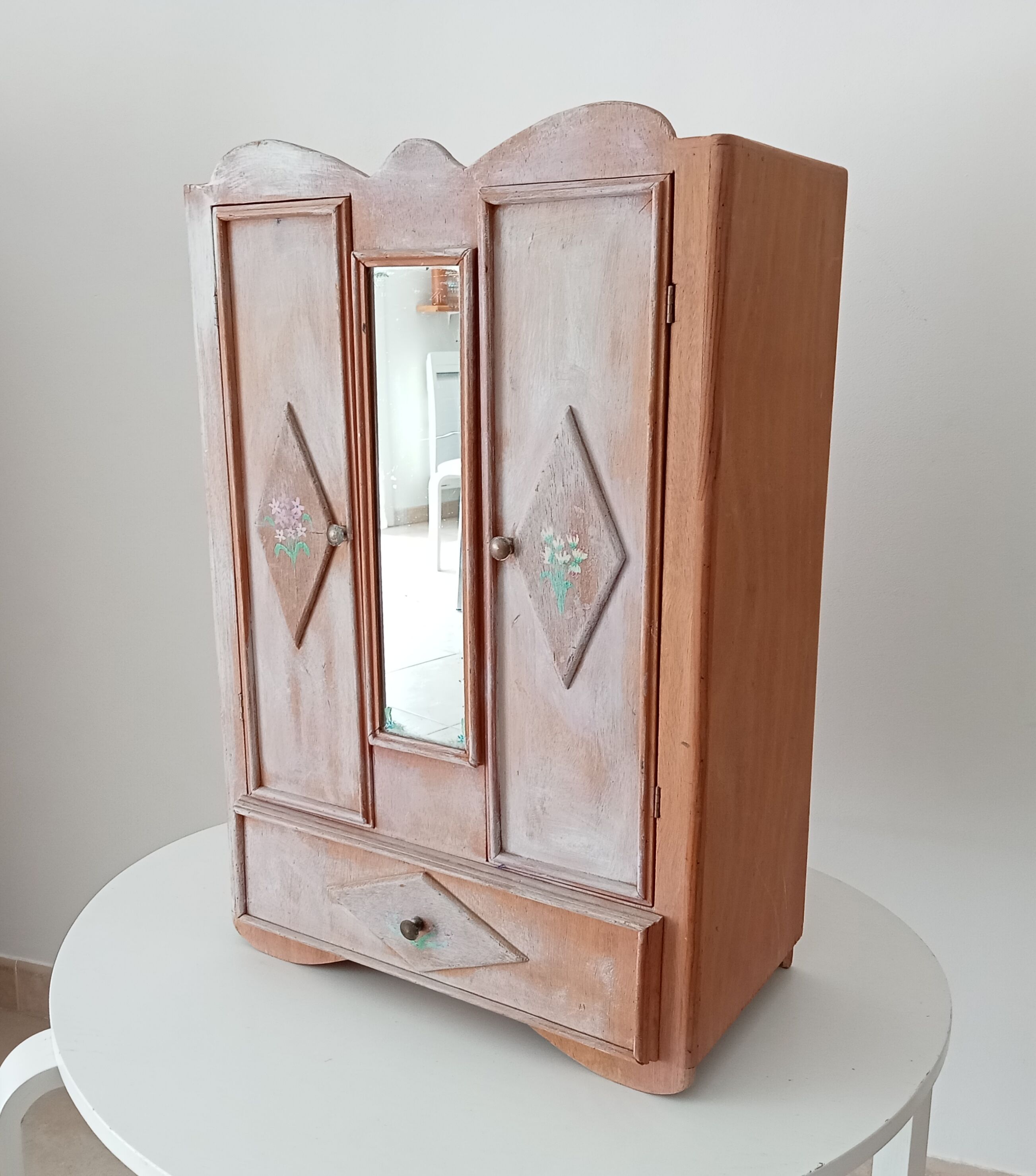 Art Deco doll cabinet 50s