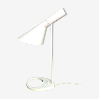 Lampe de table modèle AJ par Arne Jacobsen éditée par Louis Poulsen