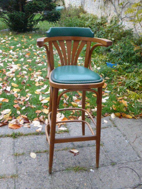 Bar stool in green leather and curved wood
