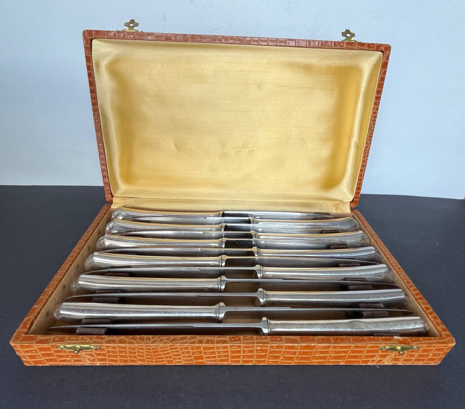 Set of 12 silver-plated knives