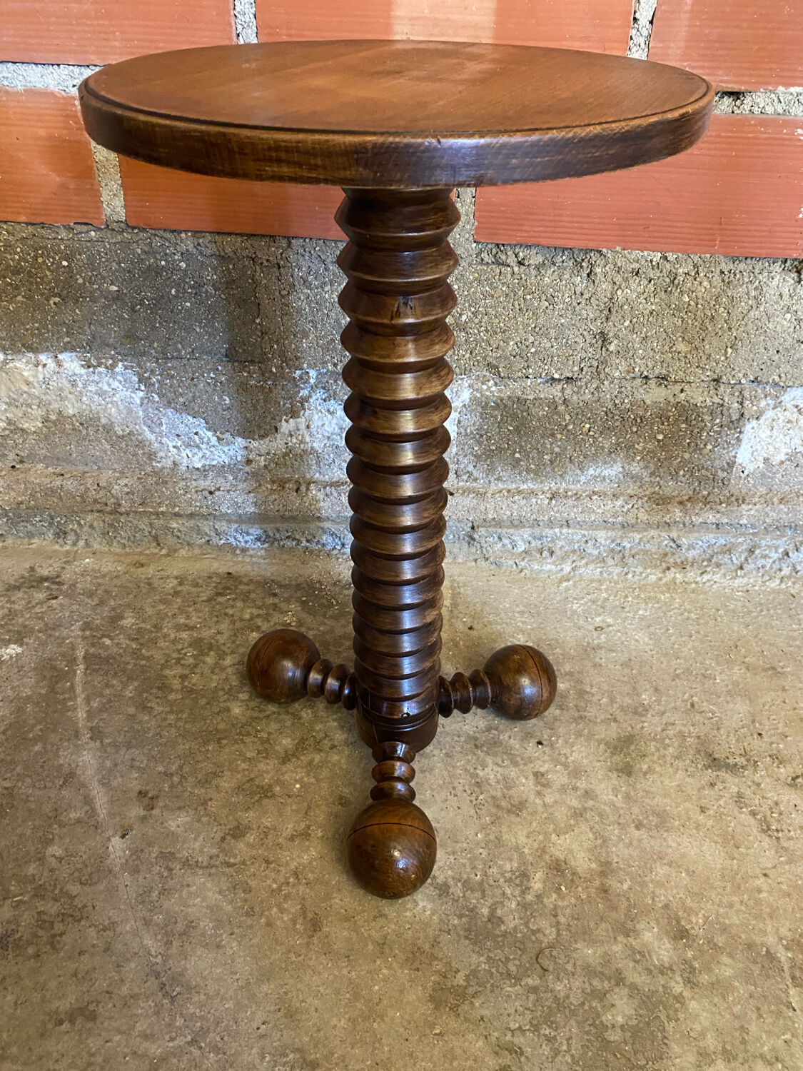 Sellette table appoint brutaliste bois tourné pieds tripodes