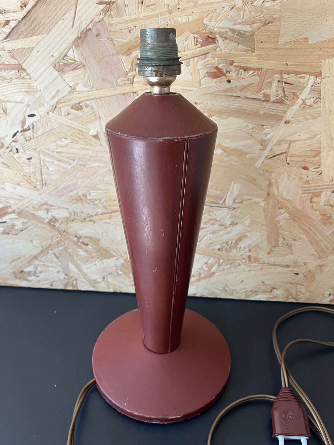 Conical lamp foot in bayonet leather