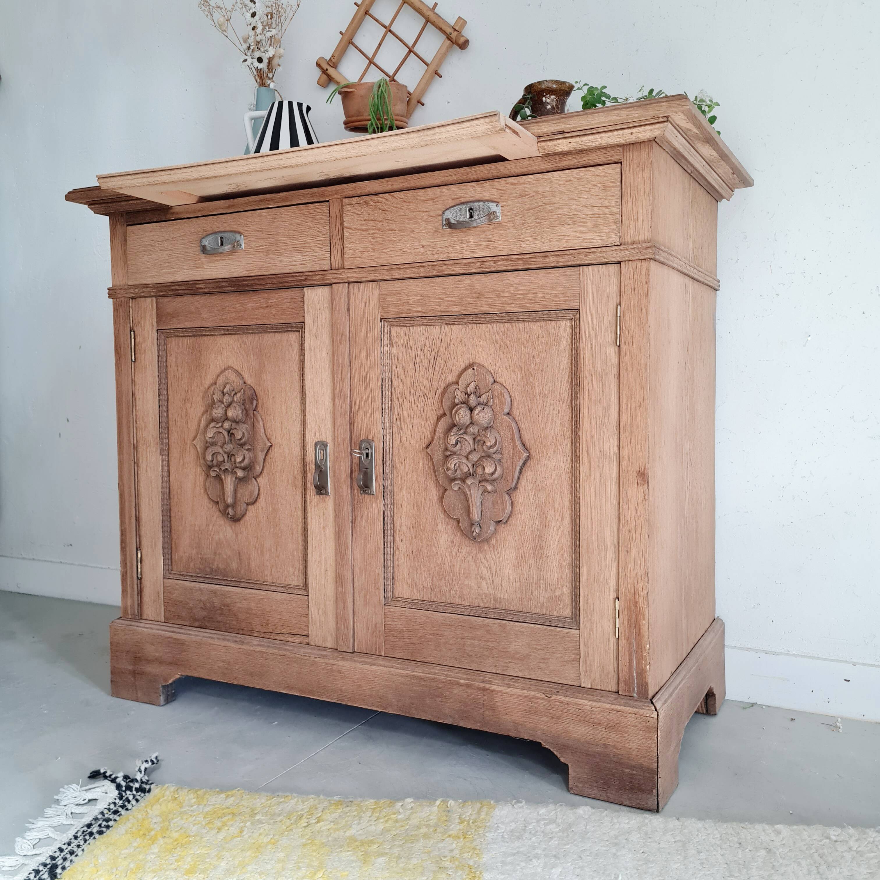 Buffet ancien en bois brut et 2 portes médaillons sculptées