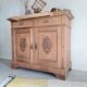 Buffet ancien en bois brut et 2 portes médaillons sculptées