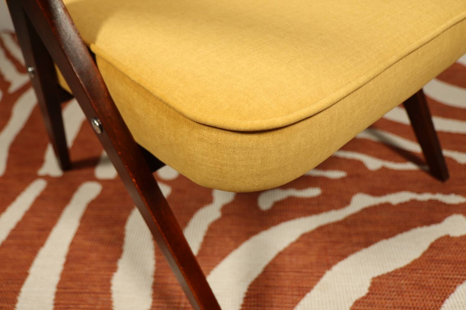 Fauteuil en bois et velours jaune par Chierowski