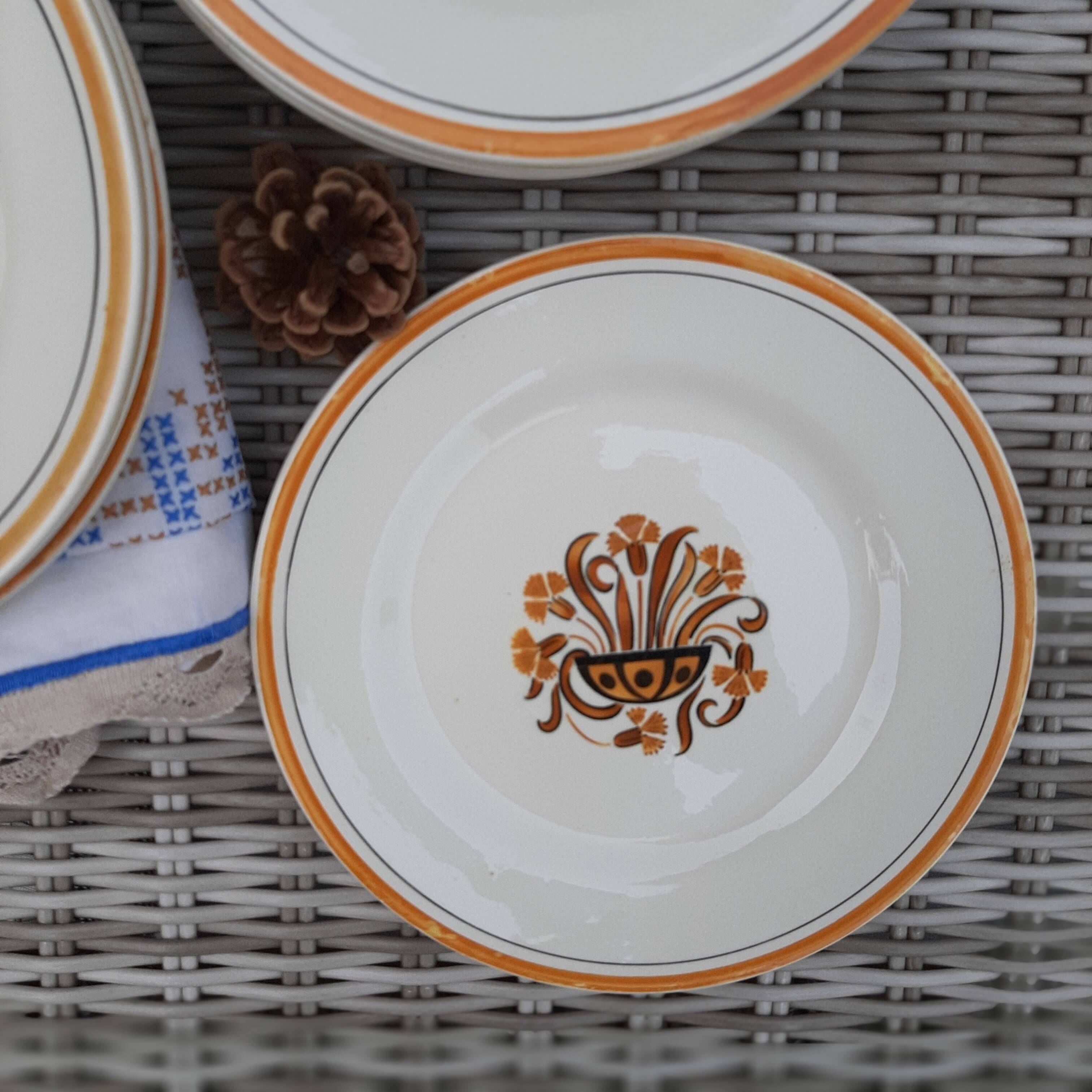 Assiettes à dessert Œillet Creil et Montereau