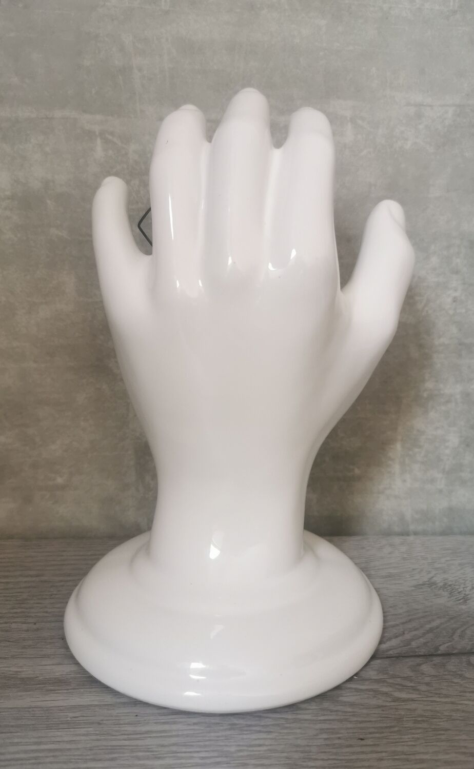 White ceramic hand wall lamp