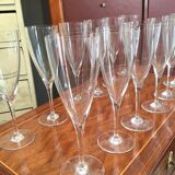 Service of 12 Baccarat champagne flutes.
