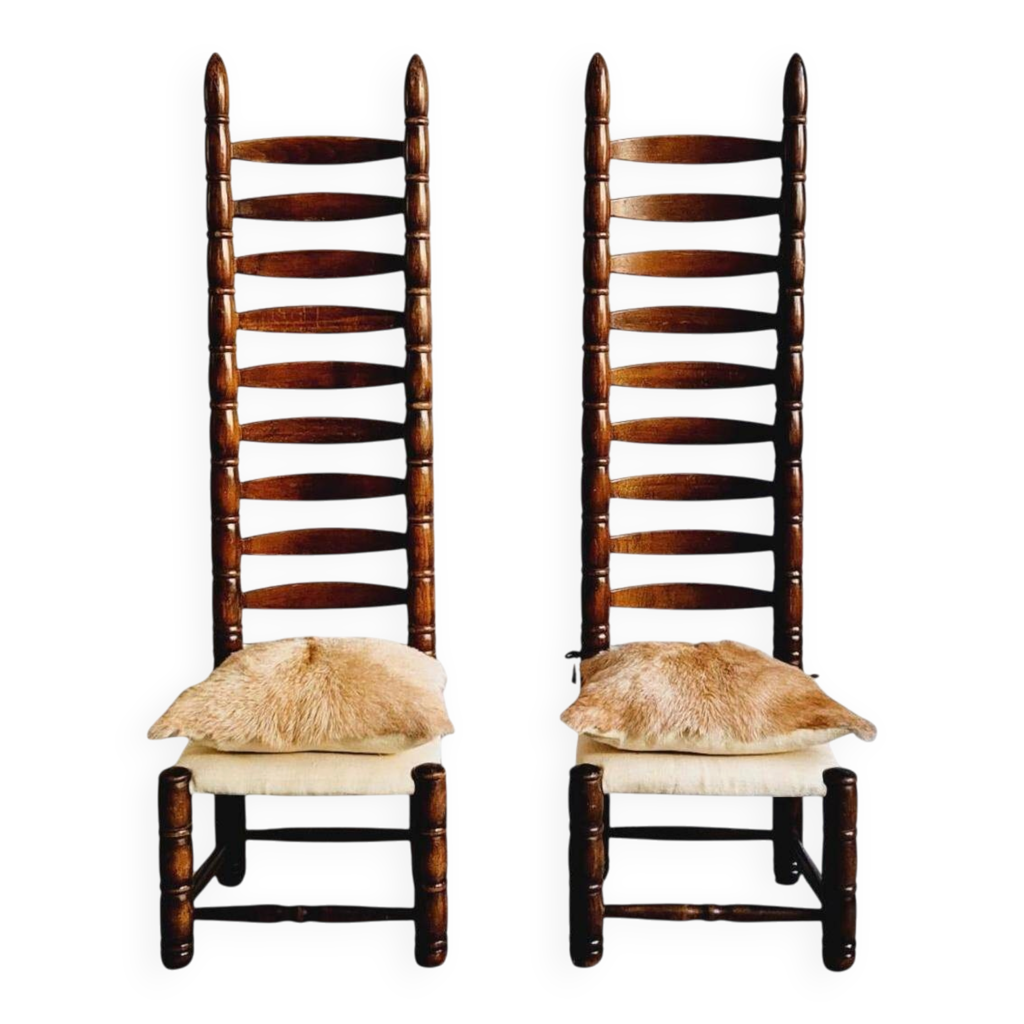 Paire de chaises espagnoles à dossier haut, datant du milieu des années 1900, avec des sièges en peau de chèvre et en lin.