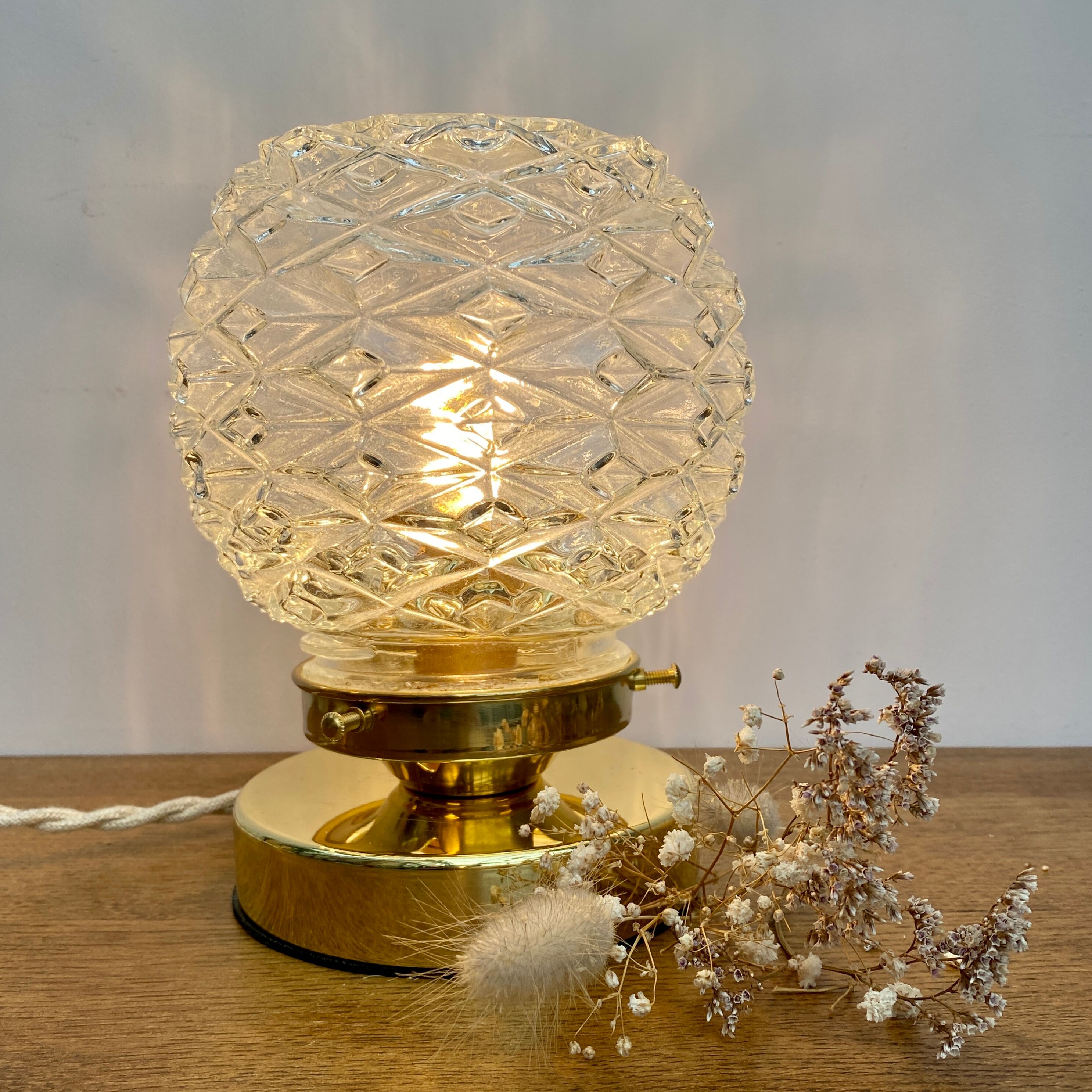 Lampe à poser globe vintage en verre moulé