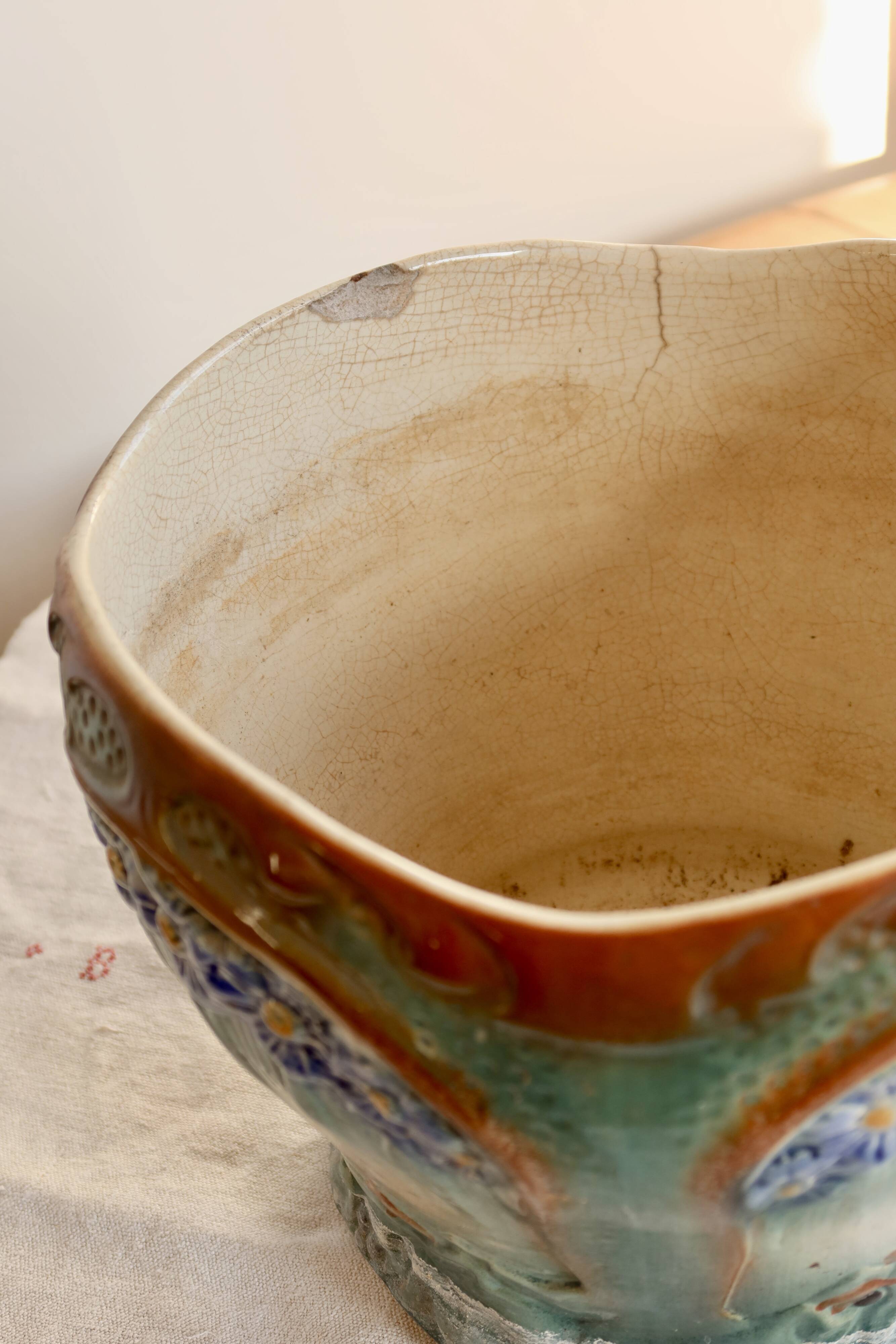 Large vintage cache-pot in Art Nouveau barbotine style – Floral decor