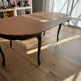 Extendable half-moon table