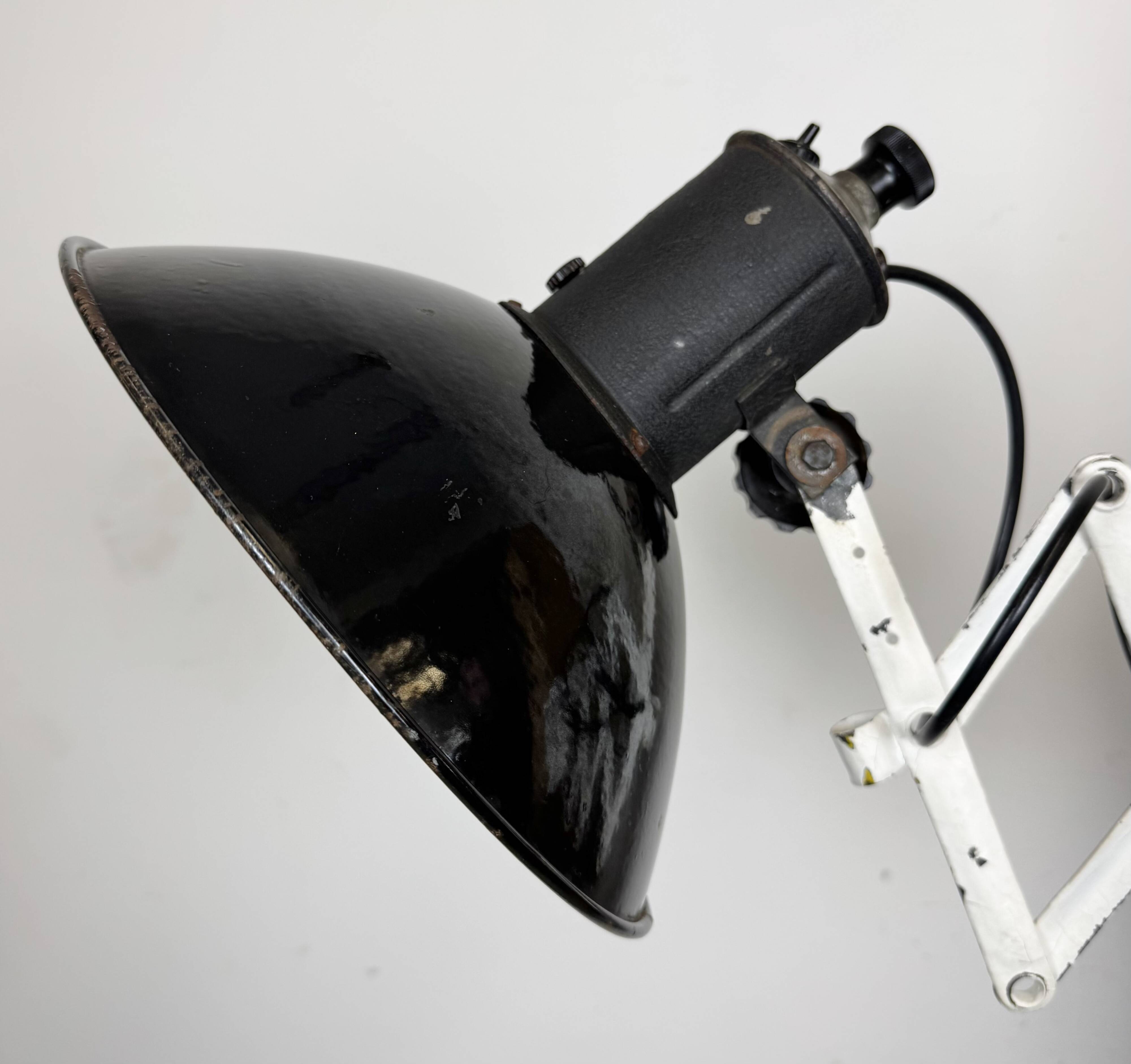 Lampe murale à ciseaux en émail noir industriel, années 1950