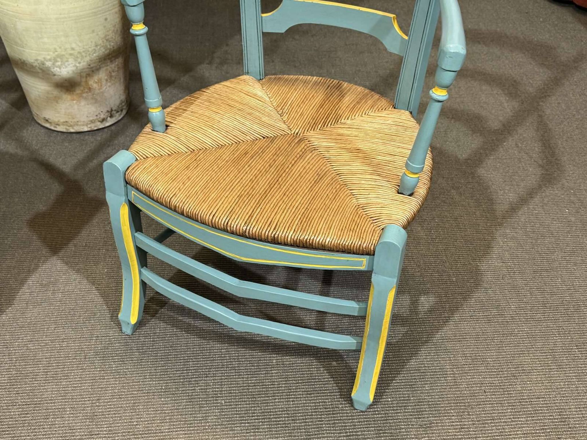 Paire de fauteuils rustiques en hêtre et assises paille