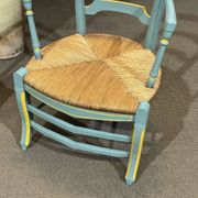 Paire de fauteuils rustiques en hêtre et assises paille