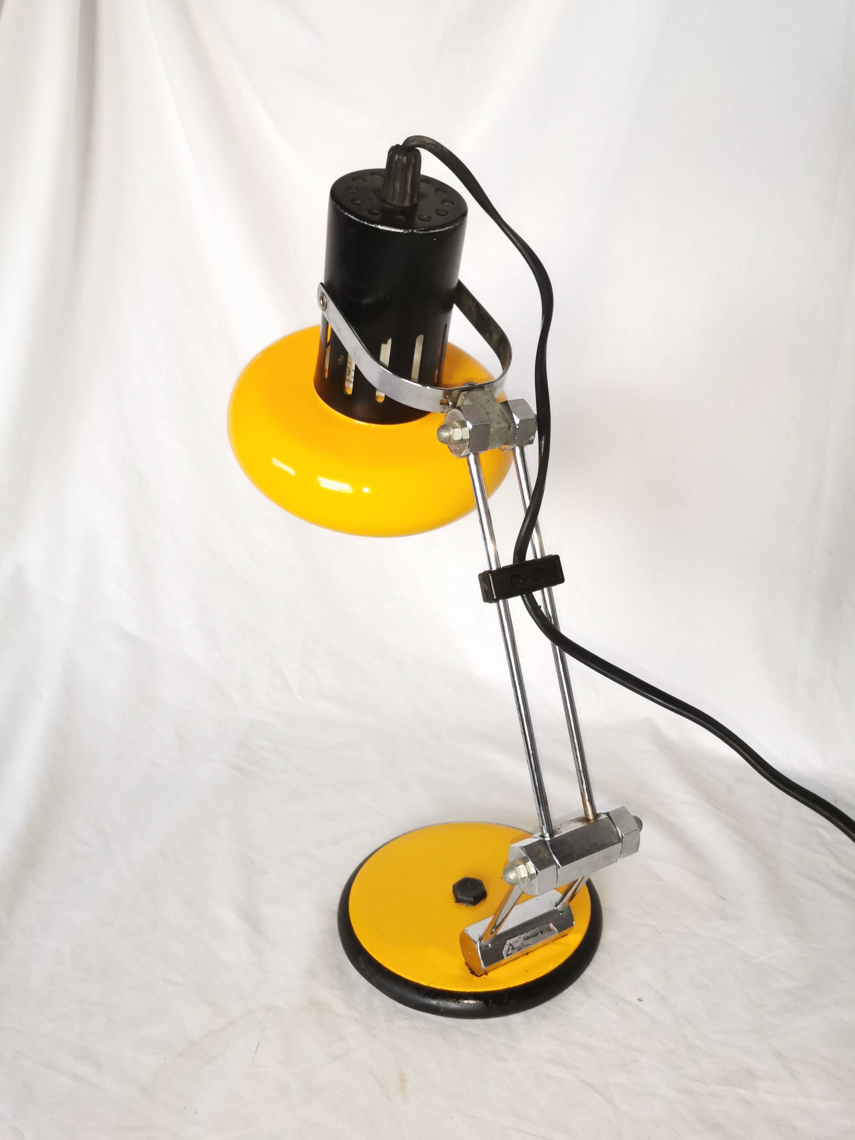 Articulated lamp in lacquered steel, Aluminor, France, 1980.